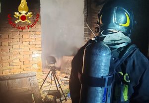 Incendio in un garage ad Asciano, lungo intervento dei Vigili del Fuoco per domare le fiamme