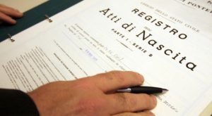 Doppio cognome anche a Siena: 8 famiglie in un anno lo hanno gi&agrave; cambiato