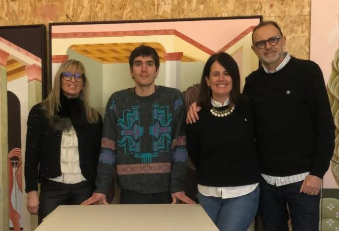 Palio 2 luglio 2026, consegnata la seta per il Drappellone a Ismaele Nones