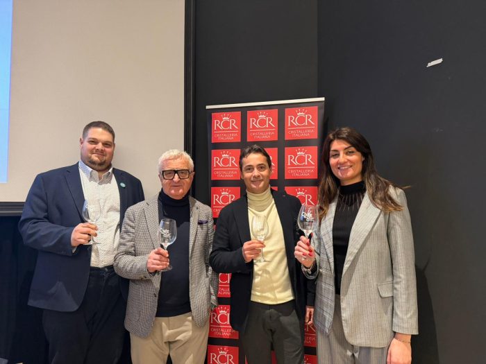 Nasce il calice &ldquo;Colle 2028&rdquo;: Comune e RCR Cristalleria Italiana celebrano la candidatura a Capitale Italiana della Cultura