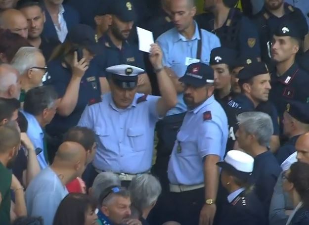 Siena, il vigile Aucone che consegna la busta al mossiere saluta dopo 42 anni in divisa