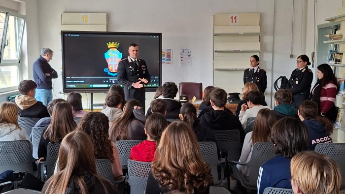 Carabinieri di Siena in cattedra alla Cecco Angiolieri per diffondere la cultura della legalit&agrave;