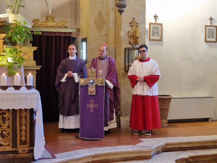 Trequanda accoglie il nuovo parroco Don Davide Campeggiani e saluta Don Sergio Graziani