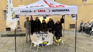 &ldquo;Io sto col poliziotto&rdquo;, la Lega scende in piazza a Siena: gazebo e raccolta firme per le forze dell&rsquo;ordine