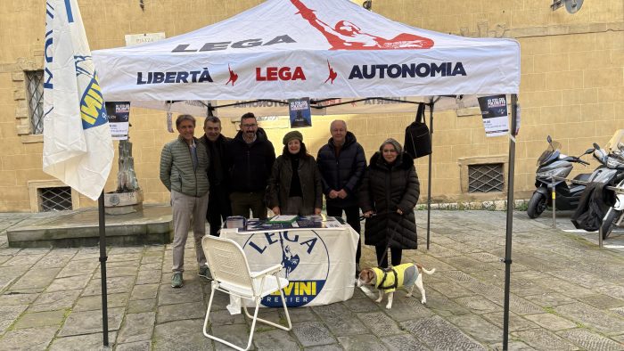 &ldquo;Io sto col poliziotto&rdquo;, la Lega scende in piazza a Siena: gazebo e raccolta firme per le forze dell&rsquo;ordine