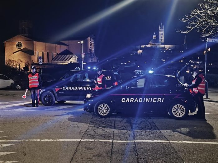 Maxi-controllo dei Carabinieri a Siena e provincia: tre denunce e un locale sospeso a Poggibonsi