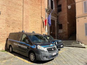 Siena, droga e smartphone in carcere: agente penitenziaria ai domiciliari
