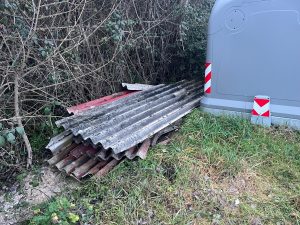 Monteroni, allarme sulla Via Francigena: amianto abbandonato sulla Sp 34/B verso Radi