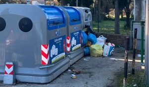 Siena, rifiuti abbandonati fuori dai cassonetti nella zona di Santa Regina