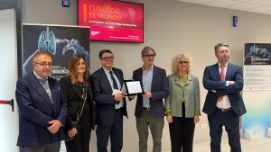 Premiato all'ospedale di Siena Diego Gonz&aacute;lez Rivas, il chirurgo che porta la sala operatoria in Africa