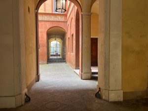 Siena, stalking e lesioni in via Montanini: chiesto il processo per un 30enne