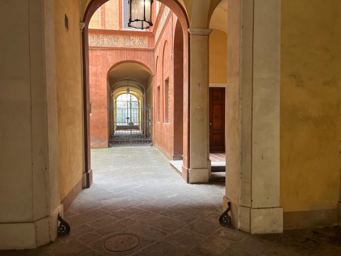 Siena, stalking e lesioni in via Montanini: chiesto il processo per un 30enne