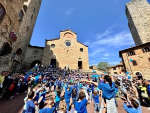 Autismo e inclusione: le scuole di San Gimignano in Piazza Duomo per un momento artistico collettivo