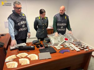 Siena: hashish e marijuana in pacchi "anonimi", arrestato 25enne dipendente di un istituto scolastico