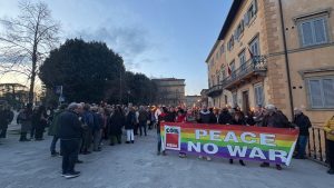 Siena, fiaccolata per la pace: 300 in corteo contro le guerre e per il diritto internazionale