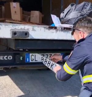 Si fingono corrieri e rubano vino pregiato: scoperti con 1.500 bottiglie a Montepulciano