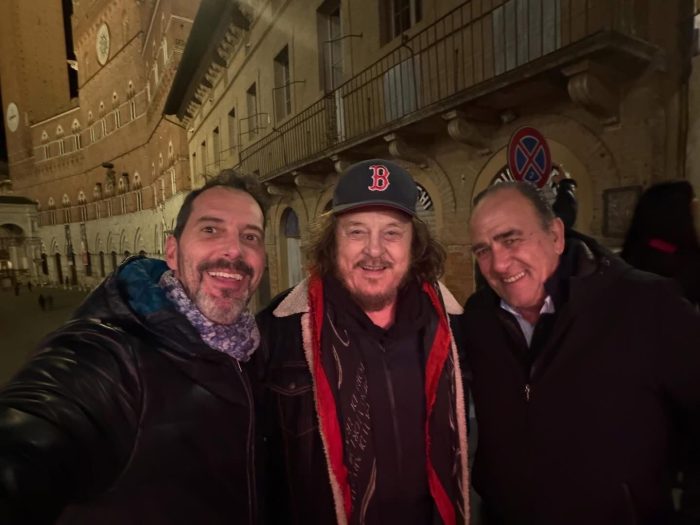 Siena, Zucchero a sorpresa in Piazza del Campo: cena tra amici e foto con i fan