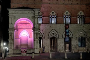 Siena, la Cappella di Piazza si illumina di fucsia e lilla