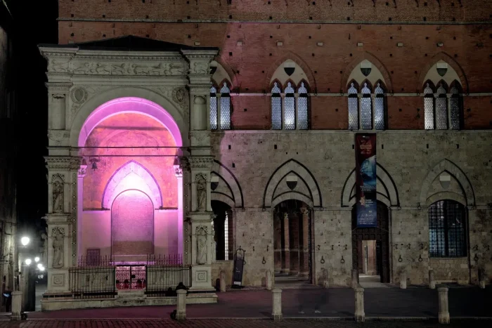Siena, la Cappella di Piazza si illumina di fucsia e lilla