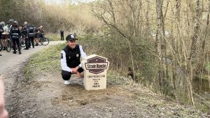Siena, Strade Bianche: a Colle Pinzuto inaugurato il cippo dedicato a Tadej Pogačar
