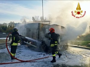 Rapolano Terme, mezzo pesante in fiamme nella zona industriale Sentino