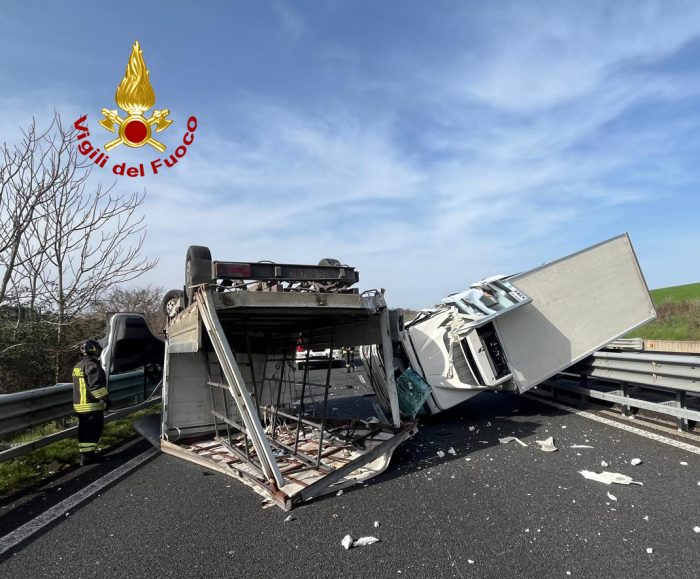Scontro tra furgoni sulla Siena-Bettolle, feriti due uomini