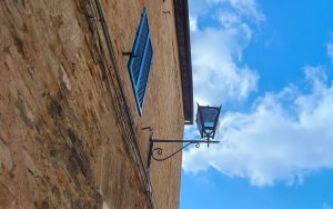 Assistere il buio, diciassette artisti per diciassette lanterne di illuminazione pubblica