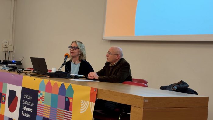 Siena, ritorno al Bandini per lo scrittore Manfredi Lombardi: incontro con gli studenti