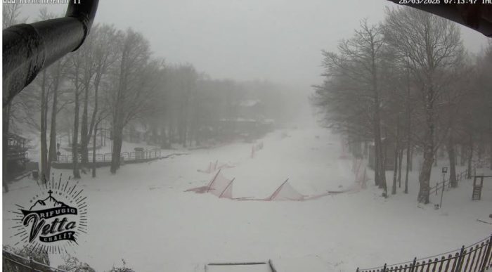 Colpo di coda dell'inverno: torna la neve sull'Amiata con temperature sotto lo zero