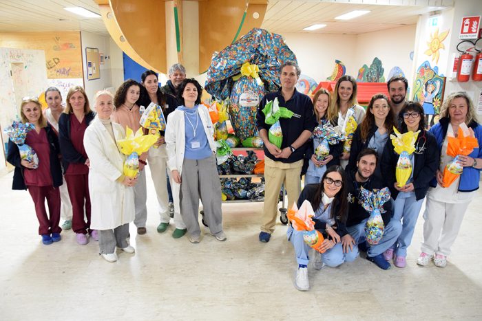 Autocarrozzeria La Suprema, un grande uovo di Pasqua per il Dipartimento della Donna e dei Bambini dell&rsquo;Aou Senese