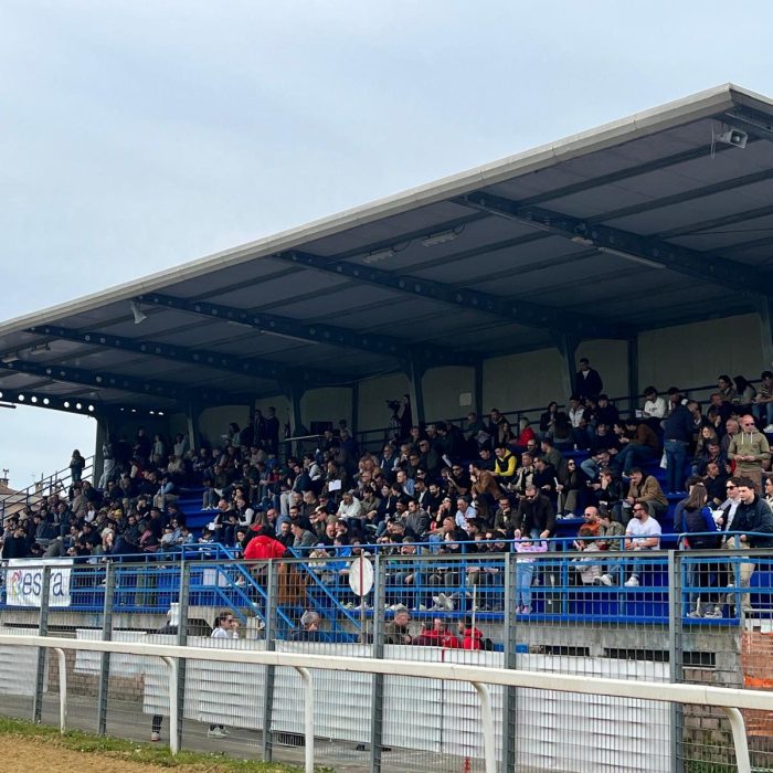 Monteroni, paura e spettacolo: cinque fantini a terra, poi le corse rilanciano la giornata