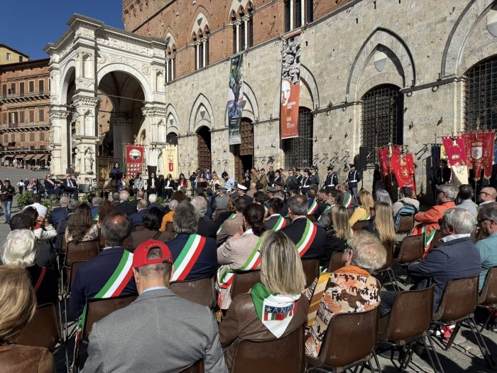 Siena, il 25 Aprile riempie Piazza del Campo: memoria, giovani e diritti al centro della Liberazione