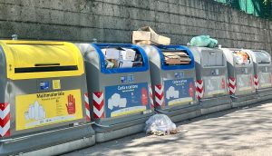 Siena, cassonetti stracolmi e malfunzionanti in Strada di Busseto