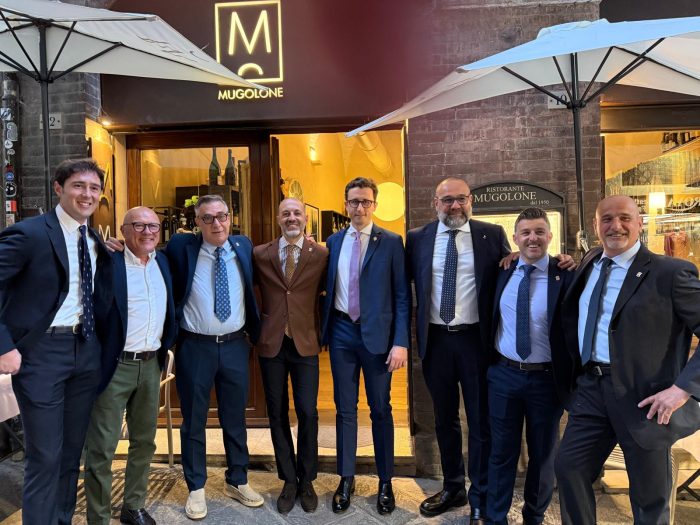 Siena: cena dei mangini, una serata tra goliardia, ripartenza ed anche solidariet&agrave;