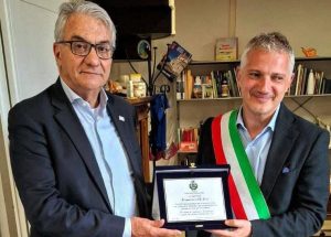 "Staccate gli occhi dal computer": il congedo del dottor De Feo, 38 anni da pediatra a Castelnuovo Berardenga