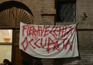 Universit&agrave; di Siena, studenti e lavoratori occupano la biblioteca di Fieravecchia