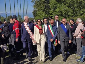 Festa della Liberazione, la Toscana unita per il 25 Aprile a Sant&rsquo;Anna di Stazzema: memoria e impegno contro le guerre