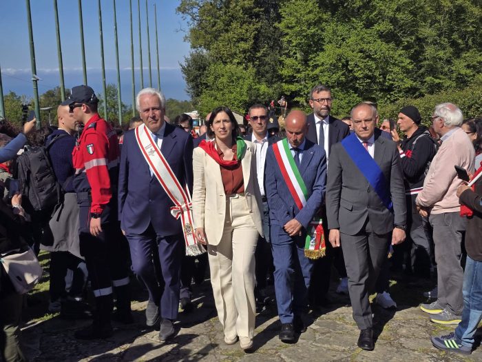 Festa della Liberazione, la Toscana unita per il 25 Aprile a Sant&rsquo;Anna di Stazzema: memoria e impegno contro le guerre