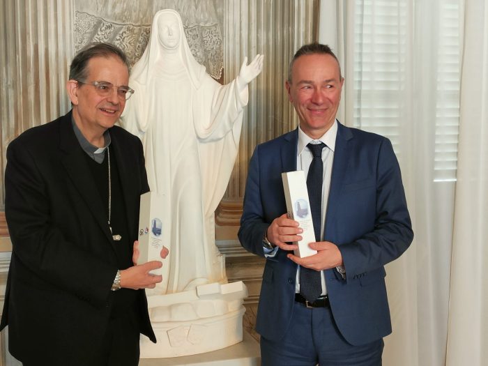 Siena, il Questore Angeloni ha donato due ampolle dell'olio di Capaci al Cardinale Lojudice