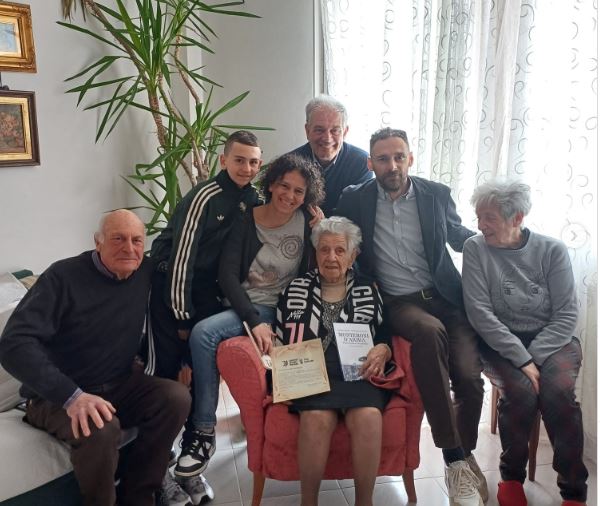 Monteroni d'Arbia, Nonna Nella spegne 111 candeline: gli auguri del sindaco Gabriele Berni