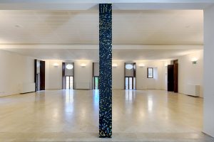 Siena, l'artista Carlo Pizzichini dipinge un pilastro nella sede della societ&agrave; della Tartuca