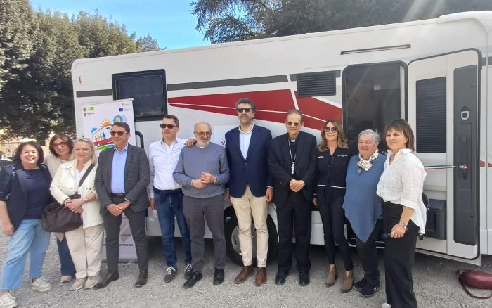 Un camper per raggiungere gli ultimi: inaugurata a Siena la stazione di posta itinerante