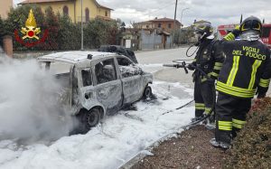 Auto in fiamme a Sinalunga, intervengono i Vigili del Fuoco