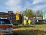 Monteriggioni, camion che trasporta polli si ribalta alla rotonda della Colonna