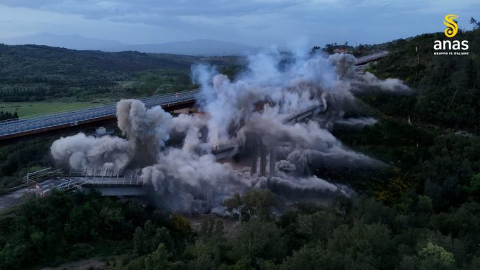 Demolito il viadotto "La Coscia" nel lotto 4 della Siena-Grosseto - Il video