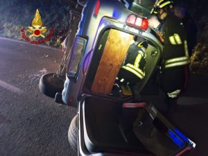 Siena, auto si ribalta sulla Cassia: conducente estratto dai vigili del fuoco