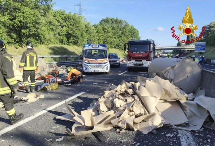 Incidente sull'A1 a Sinalunga: tir perde carico e travolge un'auto, due feriti gravi
