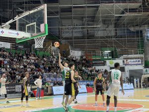 Basket, Cerchiaro da sogno: canestro sulla sirena e la Mens Sana si prende il derby con il Costone