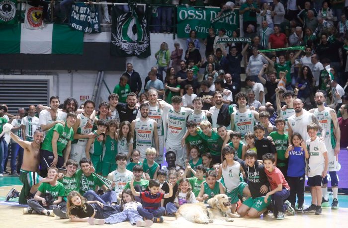 Basket, Cerchiaro da sogno: canestro sulla sirena e la Mens Sana si prende il derby con il Costone