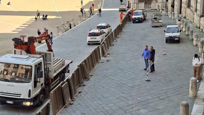 Siena, verifiche sul montaggio degli steccati dopo i lavori di Acquedotto del Fiora in Piazza del Campo